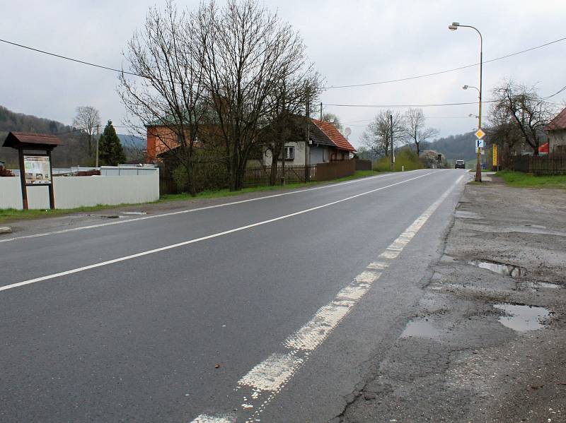 Chátrající autobusovou zastávku u bývalého zemědělského družstva ve Valašské Polance vedení obce letos (2017) nahradí autobusovými zálivy se dvěma novými zastávkami. K nim povedou osvětlené chodníky, poblíž bude osvětlený přechod pro chodce.