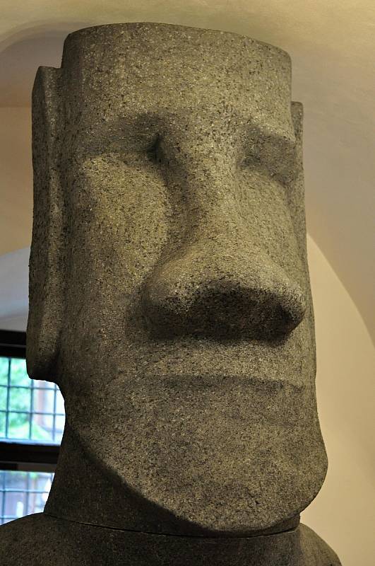 Výstava Největší záhady a tajemství světa v Muzejním a galerijním centru ve Valašském Meziříčí (2. srpna - 30. září 2022) - socha Moai z Velikonočního ostrova