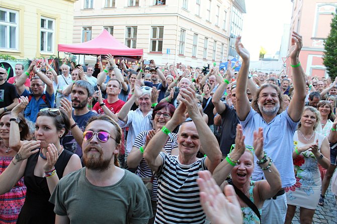 Diváci se baví na festivalu Valašský špalíček ve Valašském Meziříčí. Ilustrační foto.