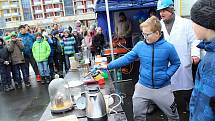 Atraktivní forma výuky zaujala žáky základních i středních škol na osvětové kampani Den s čistým ovzduším. Na náměstí Svobody ve Vsetíně lákaly ve středu 29. listopadu 2017 nejvíce praktické ukázky.