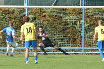 Fotbalisté Vsetína (modro-bílé dresy) zahodili penaltu a podlehli Kozlovicím.