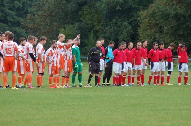 Fotbalisté Polic (oranžovobílé dresy) doma prohráli s Ratiboří B 1:4.