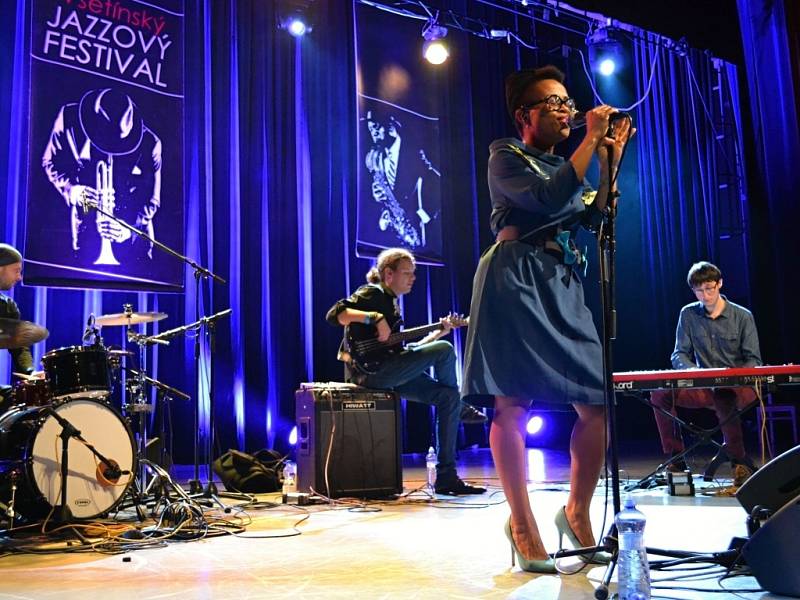 Americká zpěvačka Tonya Graves s kapelou vystupuje v sobotu 15. října 2016 večer na 23. ročníku Vsetínského jazzového festivalu v Domě kultury ve Vsetíně