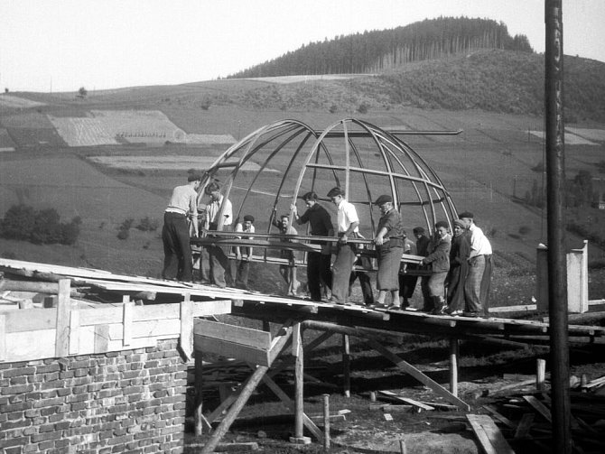 Instalace konstrukce kopule v létě 1949. 