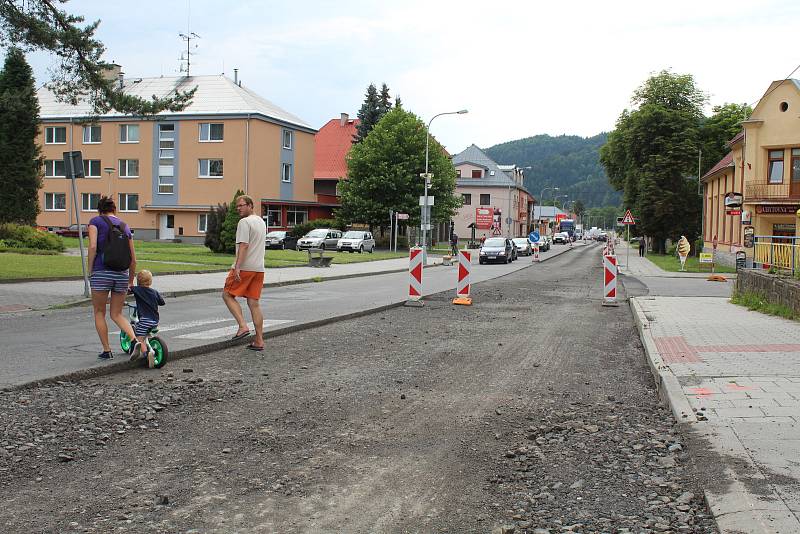 Opravy cesty v Karolince v délce 1,1 kilometru potrvají do 20. listopadu letošního roku.