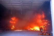 Požár haly v Krhové likvidovalo šest jednotek hasičů