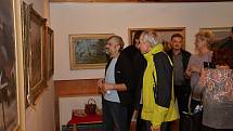 Desítky milovníků umění zaplnilo v neděli odpoledne výstavní místnosti ve Zvonici Soláň. Konala se tu vernisáž obrazů akademického malíře Jana Hrnčárka.