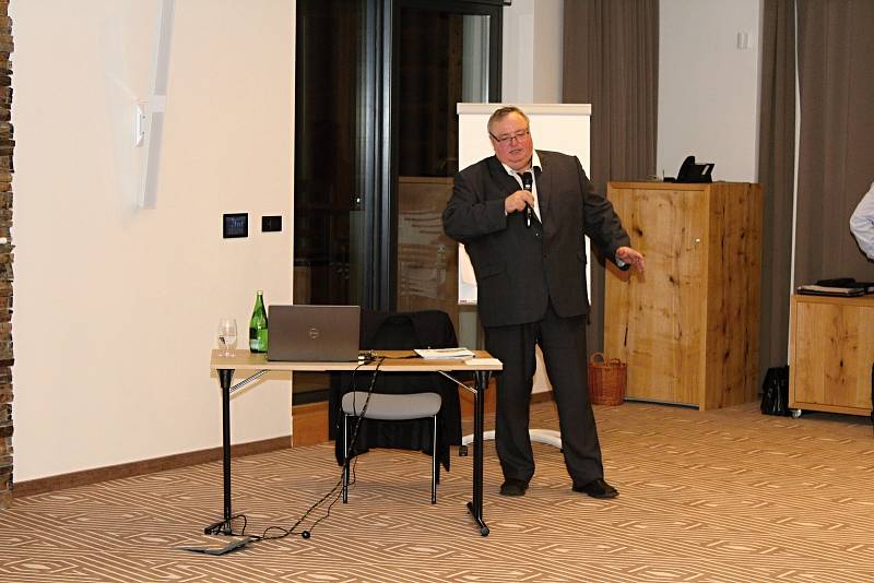 Předseda představenstva Jednota, spotřební družstvo ve Vsetíně Ladislav Macek rezignoval v úterý 20. února 2018 na funkci předsedy a člena představenstva.