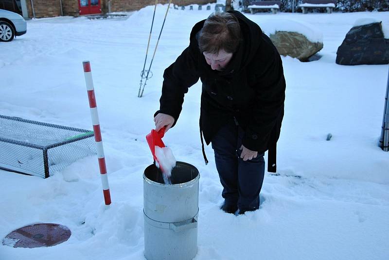 Pracovnice valašskomeziříčské hvězdárny Ladislava Orlová při měření výšky sněhové pokrývky a při odebírání, zpracování a vyhodnocování vzorků sněhu.