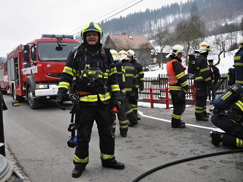 Hasiči zasahují u požáru kotelny rodinného domu ve vsetínské místní části Janišov. Vsetín, čtvrtek 19. února 2015