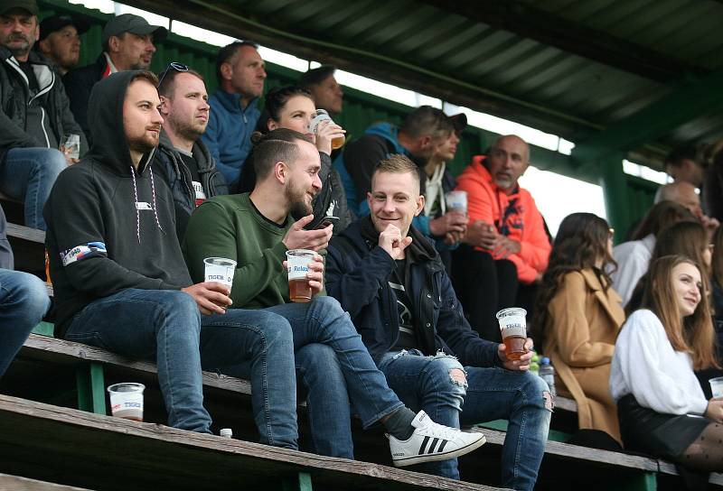 Fotbalisté Vigantic (v černém) se rozloučili s podzimní části I. A třídy skupiny A v derby s Rožnovem pod Radhoštěm přesvědčivou výhrou 5:0. Lví podíl na ni měli největší hvězdy Vigantic Milan Baroš a René Bolf, kteří dali po jedné brance, domácí útočník 