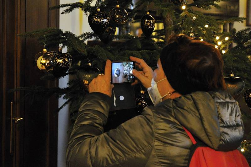 Zámek Lešná u Valašského Meziříčí zkrášlila expozice 4 500 ručně vyráběných baněk ze vsetínského družstva Irisa. Výstava nazvaná Vánoce na zámku potrvá do 19. prosince 2021.