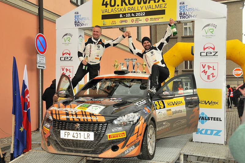 Nedělní 2. etapa 40. ročníku Valašské Rally přinesla mnoho dramatických soubojů, ze kterých nakonec vyšel vítězně Václav Pech. Druhý dojel Filip Mareš a třetí úřadující mistr Jan Kopecký.