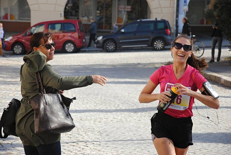 Na start Běhu městem se v sobotu 6. října 2018 ve Valašském Meziříčí postavilo 51 závodníků od žáků po veterány.