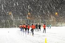 Fotbalisty divizního Vsetína na prvním letošním společném tréninku Pod Pecníkem přivítalo zimní počasí.