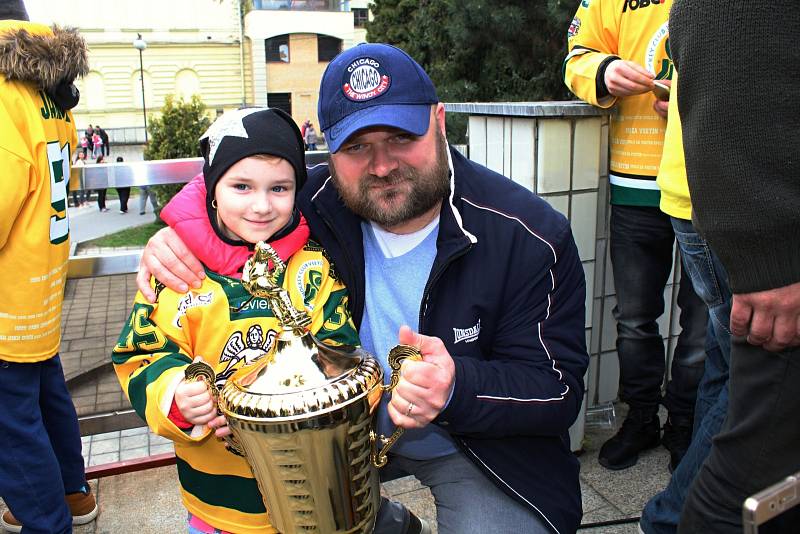 Před vsetínskou radnicí se v sobotu odpoledne sešly žlutozelené davy hokejových fandů, aby oslavily obrovský úspěch vsetínských hokejistů, kteří si čtvrteční výhrou nad Jabloncem zajistili postup do první ligy. Tým vítězů svým fanouškům vyjádřil díky za n