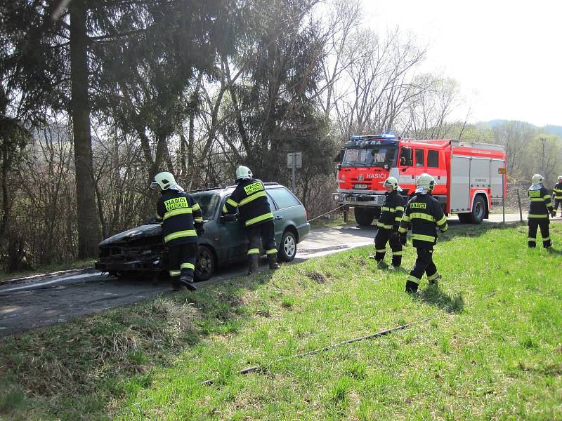 Hasiči likvidují požár osobního auta na cyklostezce v Huslenkách; pondělí 8. dubna 2019