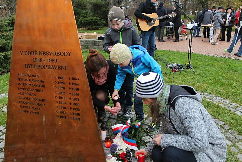 Desítky lidí si u příležitosti Dne boje za svobodu a demokracii připomněly historicky významný den. U památníku obětem totality v Panské zahradě ve Vsetíně zavzpomínala na listopadové události zástupci města a Blanka Andělová ze Svazu bojovníků za svobodu