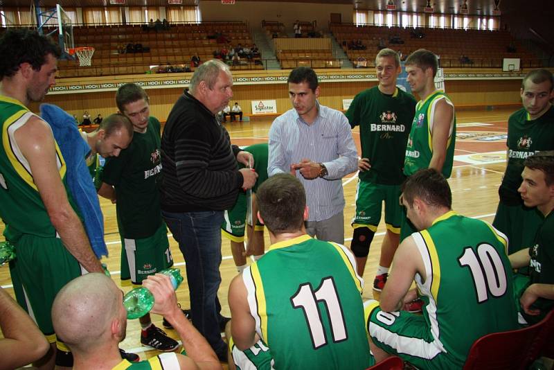 Basketbalisté KK Valašské Meziříčí (zelené dresy) bojují ve čtvrtfinále Poháru České pošty v Českých Budějovicích s prvoligovým Prostějovem.