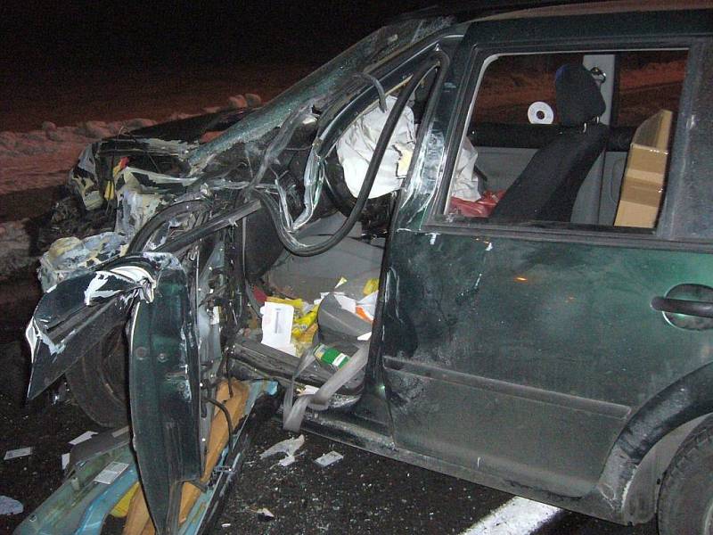 V Leskovci na Hornolidečsku se ve středu 8. února 2012 časně ráno střetlo osobní a nákladní auto. Viníkem nehody byla řidička osobáku, která v mikrospánku přejela do protisměru.