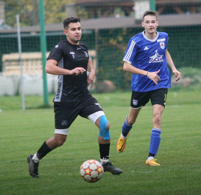 Fotbalisté Vigantic (v černém) se rozloučili s podzimní části I. A třídy skupiny A v derby s Rožnovem pod Radhoštěm přesvědčivou výhrou 5:0. Lví podíl na ni měli největší hvězdy Vigantic Milan Baroš a René Bolf, kteří dali po jedné brance, domácí útočník 