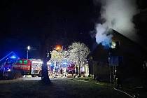 Hasiči zasahují v sobotu 15. ledna 2022 ráno u požáru střechy rodinného domu v Halenkově na Vsetínsku.