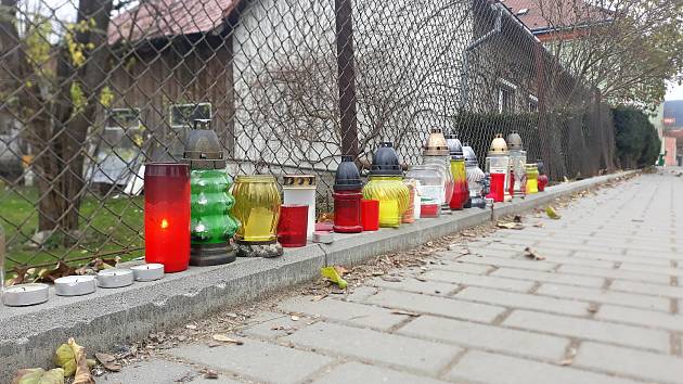 Lidé v Hošťálkové na Vsetínsku zapalují svíčky na místě, kde byl v úterý 17. listopadu 2020 zavražděn šestatřicetiletý muž.