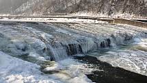 Splav na řece Bečvě ve Vsetíně, Ohradě téměř celý pokryl led. 