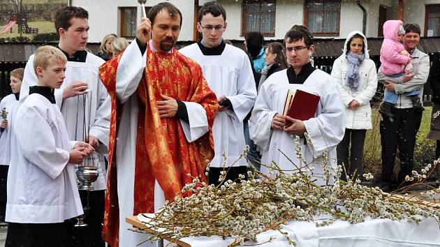 Obřad svěcení kvetoucích kočiček před mší na Květnou neděli 1. dubna 2012 u kostela svaté Kateřiny Sinajské v Lidečku na Hornolidečsku