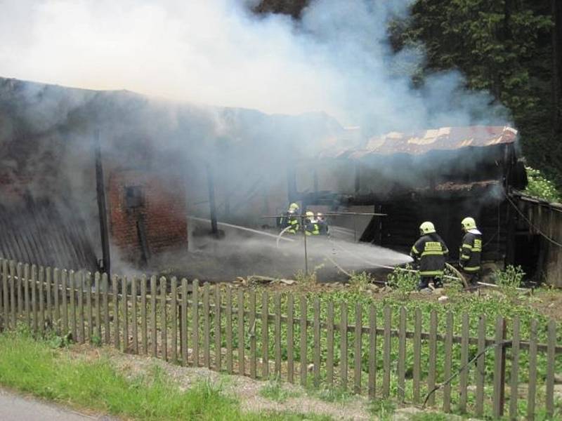 Rozsáhlý požár zničil stodolu, dům se podařilo uchránit