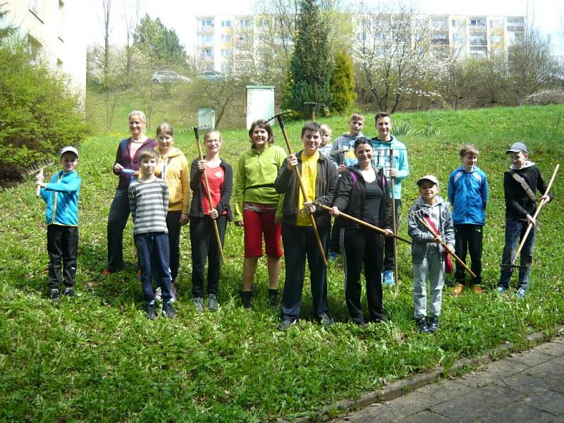 Žáci Základní školy Sychrov Vsetín se zapojili do akce Ukliďme Česko; sobota 16. dubna 2016.