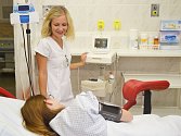 Porodnické oddělení ve valašskomeziříčské nemocnici má k dispozici dva nové kardiotokografy. Nemocnici vyšly na 365 tisíc korun.