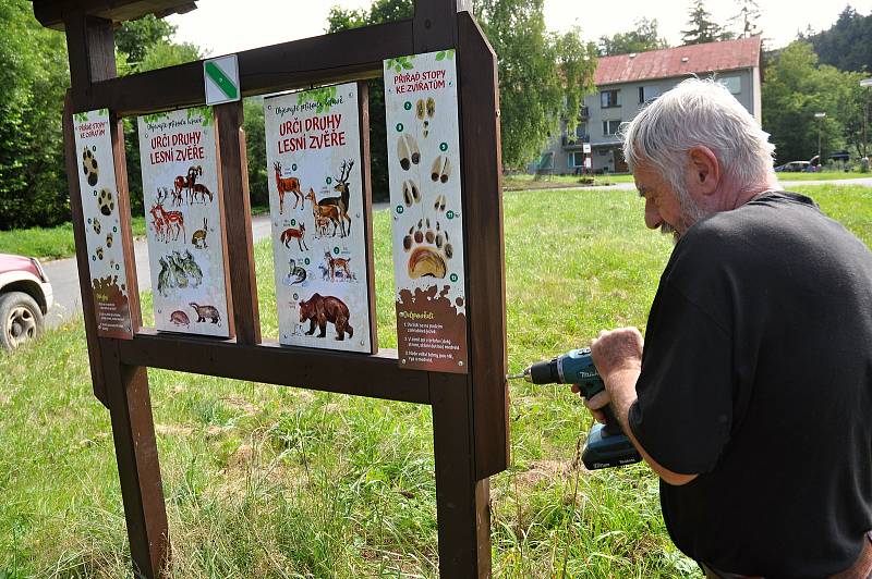 Milan Orálek z ČSOP Valašské Meziříčí provádí údržbu informačního panelu na Naučné stezce Tomáše Bati ve vsetínském údolí Červenka; pátek 31. července 2020