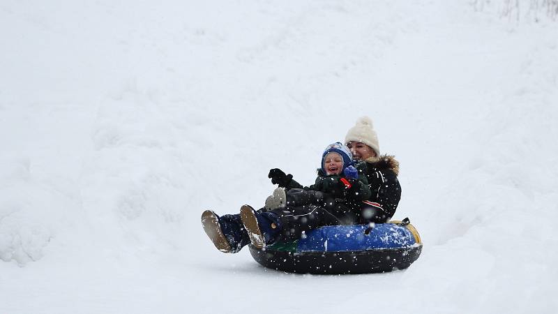 Děti si užívají zimních radovánek na snowtubingové dráze ve Ski areálu Razula ve Velkých Karlovicích.