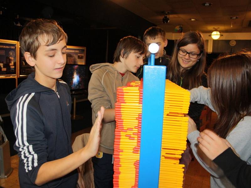 Osmáci ze Základní školy Luh navštívili ve čtvrtek v malém sálu Domu kultury ve Vsetíně výstavu Hry a klamy.