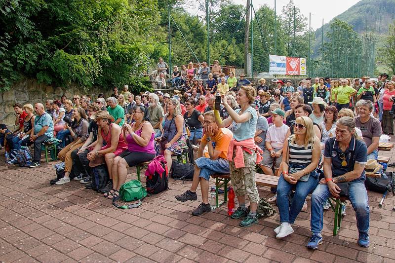 Diváci na 21. ročníku country festivalu Starý dobrý western na scéně U Mokrošů v Bystřičce na Vsetínsku. Festival se konal od pátku 2. srpna do neděle 4. srpna 2019