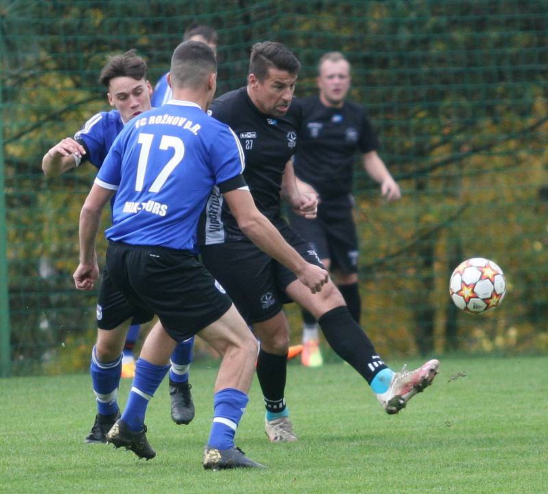 Fotbalisté Vigantic (v černém) se rozloučili s podzimní části I. A třídy skupiny A v derby s Rožnovem pod Radhoštěm přesvědčivou výhrou 5:0. Lví podíl na ni měli největší hvězdy Vigantic Milan Baroš a René Bolf, kteří dali po jedné brance, domácí útočník 