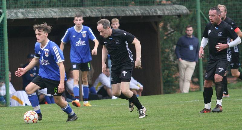 Fotbalisté Vigantic (v černém) se rozloučili s podzimní části I. A třídy skupiny A v derby s Rožnovem pod Radhoštěm přesvědčivou výhrou 5:0. Lví podíl na ni měli největší hvězdy Vigantic Milan Baroš a René Bolf, kteří dali po jedné brance, domácí útočník 