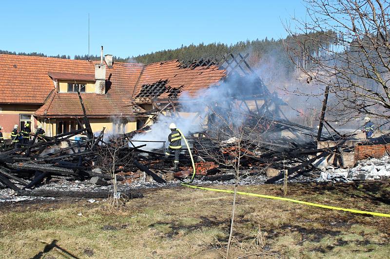 V pondělí 27. února dopoledne likvidovali hasiči požár stodoly a přilehlého domu v Hošťálkové u Vsetína.