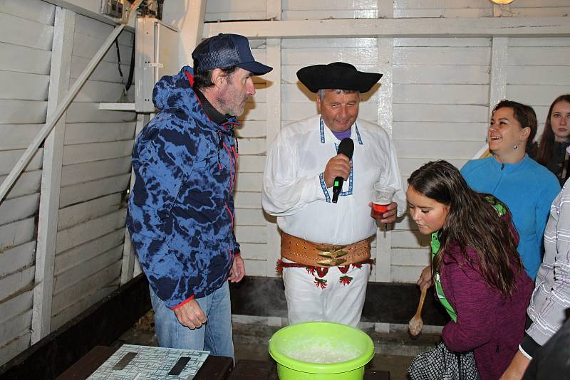 V kulturním areálu v Liptálu se konal v sobotu 23. září Gastro folklorní festival. Dopoledne patřilo soutěži ve vaření a pojídání brynzových halušek.