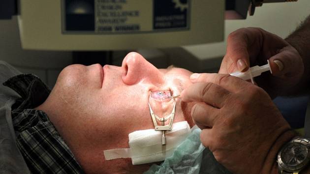 Operace očí ve Valašském očním centru v nemocnici ve Vsetíně, pátek 15. února 2013.
