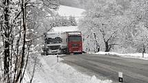 Sněžení zkomplikovalo přejezd Syrákova u Liptálu na Vsetínsku.
