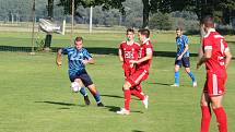 Fotbalisté Valašského Meziříčí (v červených dresech) prohráli na hřišti ve Všechovicích 0:2.