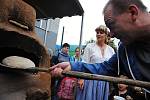 Farmářský den ve Valašském ekocentru patřil starým řemeslům. Příchozí si vyzkoušeli mlácení i mletí obilí, tkaní, praní na valše a další činnosti; Valašské Meziříčí, neděle 24. září 2017