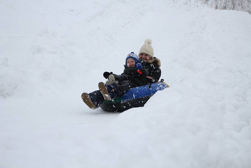 Děti si užívají zimních radovánek na snowtubingové dráze ve Ski areálu Razula ve Velkých Karlovicích.