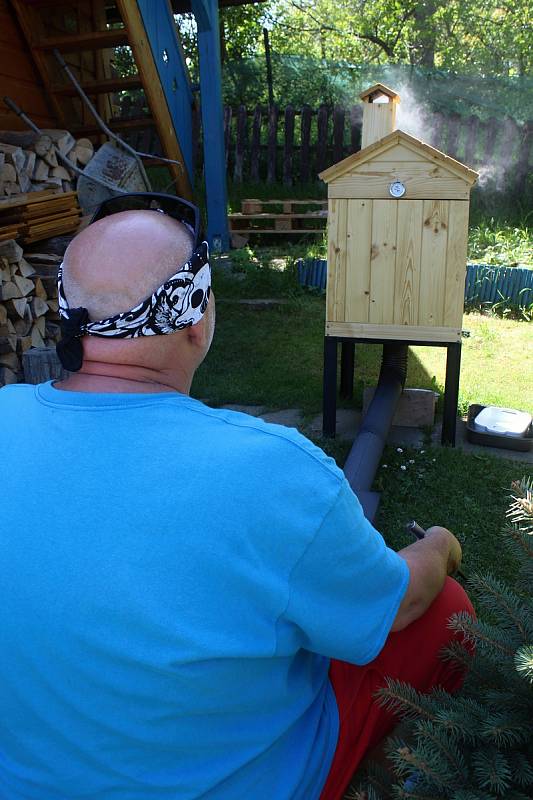 Zdeněk Hrachový, kapelník skupiny Fleret, přežil Koronavirus ve svém domku díky práci na zahrádce a malé podkrovní zkušebně. Radost mu udělala nová udírna, která ho také zabaví.