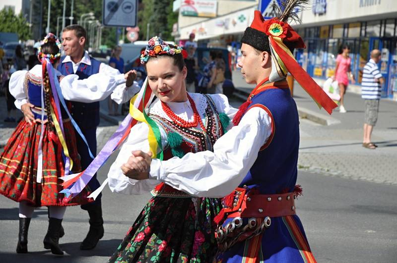 Průvod účastníků IX. ročníku Mezinárodního folklorního festivalu Vsetínský krpce centrem města Vsetín.