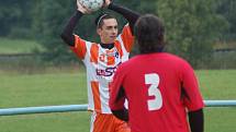 Fotbalisté Polic (oranžovobílé dresy) doma prohráli s Ratiboří B 1:4.