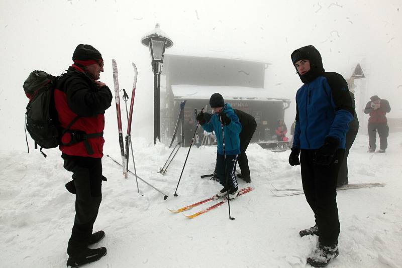 V sobotu 30. ledna 2021 zahalila Pustevny hustá mlha. Turisty však od návštěvy neodradila.