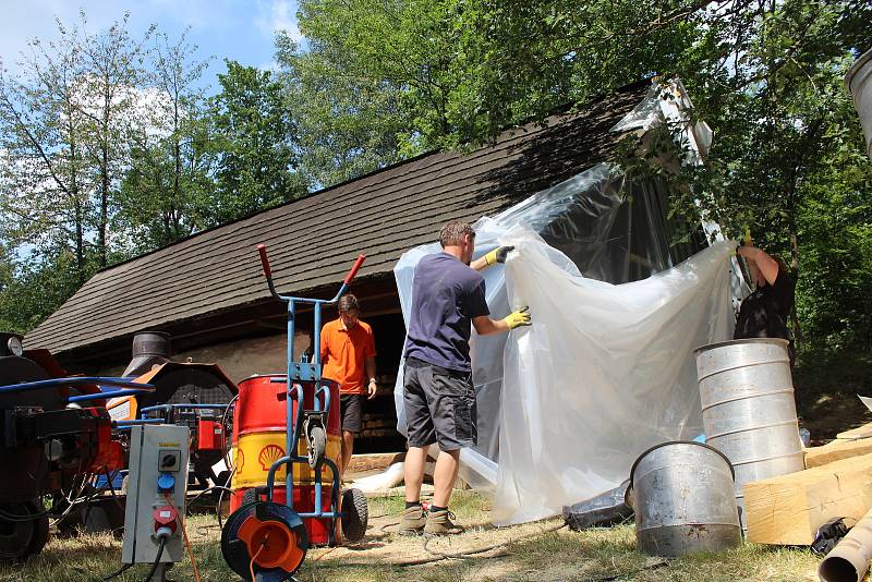 V Dřevěném městečku se unikátní ozdravné kúry, která likviduje dřevokazný hmyz, dočkala chalupa z Prlova